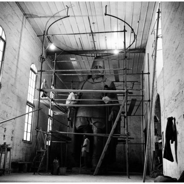 Fathy Mahmoud working on The King sculpture